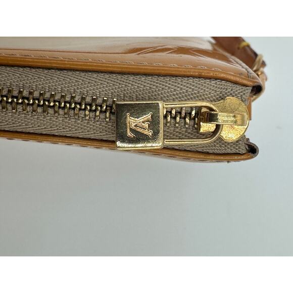 Louis Vuitton Verni Pochette - Picture 12 of 16